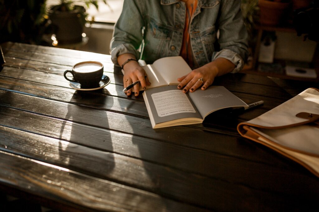 Woman journalling. She is reflecting on past relationships and learning from them. Photo by David Iskander on Unsplash